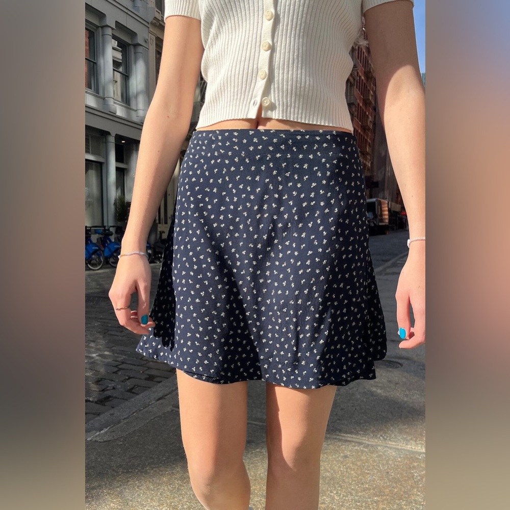 BRANDY MELVILLE FLORAL SKIRT